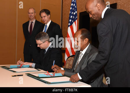 Deputy Secretary Of State Antony "Tony" Blinken und US-Botschafter in Dschibuti Tom Kelly zusehen, wie ein Vertreter von Qualität Schulen International und die Djiboutian Außenminister Mahmoud Ali Youssouf unterzeichnen einen Vertrag zur ersten amerikanischen Lehrplan Dschibutis, Sprachschule, während das U.S.-Djibouti binationalen Forum am 8. Februar 2016, in Dschibuti-Stadt, Djibouti. [State Department Foto / Hautprogramm Domain] Stockfoto