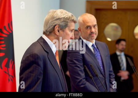 US-Außenminister John Kerry liefert eine Aussage bei der Prime Ministry in Tirana, Albanien, nach einem bilateralen Treffen mit albanische Ministerpräsident Edi Rama am 14. Februar 2016. [State Department Foto / Public Domain] Stockfoto