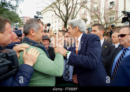 US-Außenminister John Kerry grüßt die Menschenmenge vor dem Ministerpräsidenten in Tirana, Albanien, nach seinem bilateralen Treffen mit albanische Ministerpräsident Edi Rama am 14. Februar 2016. [State Department Foto / Public Domain] Stockfoto