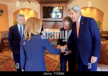 US-Außenminister John Kerry schüttelt Hände mit Fox Studio Co-Chairman Stacey Snider, wie Fox gefilmt Unterhaltung Chairman und Chief Executive Officer Jim Gianopulos und Warner Brothers Kevin Tsujihara in der Nähe, vor dem Treffen mit einer Gruppe von Führungskräften der Film-Branche bei einem Besuch zu den Universal Studios in Burbank, Kalifornien, am 16. Februar 2016 stehen. [State Department Foto / Public Domain] Stockfoto