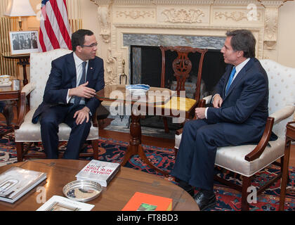 Deputy Secretary Of State Antony "Tony" Blinken trifft mit Dominikanischen Außenminister Andrés Navarro an das US-Außenministerium in Washington, D.C., am 19. Februar 2016. [State Department Foto / Public Domain] Stockfoto