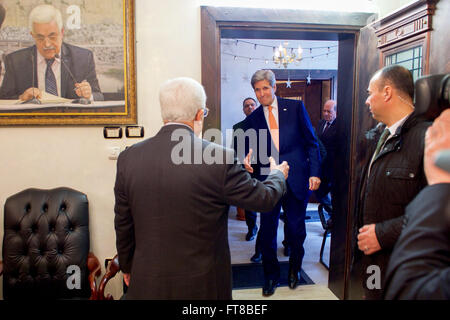 Präsident der palästinensischen Autonomiebehörde Mahmoud Abbas empfängt US-Außenminister John Kerry am 21. Februar 2016, wie er in seinem Haus für ein bilaterales Treffen über eine Reihe von Fragen ankommt. [State Department Foto / Public Domain] Stockfoto