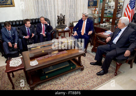 US-Außenminister John Kerry, flankiert von State Department Sprecher John Kirby, Deputy Chief Of Staff Tom Sullivan und spezieller Abgesandter für israelisch-palästinensischen Verhandlungen Frank Lowenstein, sitzt mit Präsident der palästinensischen Autonomiebehörde Mahmoud Abbas am 21. Februar 2016, vor einer bilateralen Sitzung über eine Reihe von Fragen. [State Department Foto / Public Domain] Stockfoto