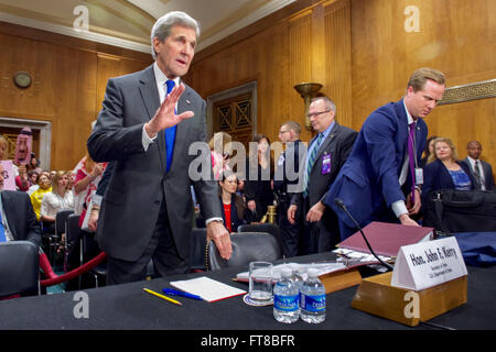 Am 23. Februar 2016 gibt US-Außenminister John Kerry einem Mitglied des Senatsausschusses für Außenbeziehungen Gesten während einer Diskussion über den von der Obama-Regierung vorgeschlagenen Bundeshaushalt für 2017. Das Treffen fand auf dem Capitol Hill in Washington, D.C. statt Stockfoto