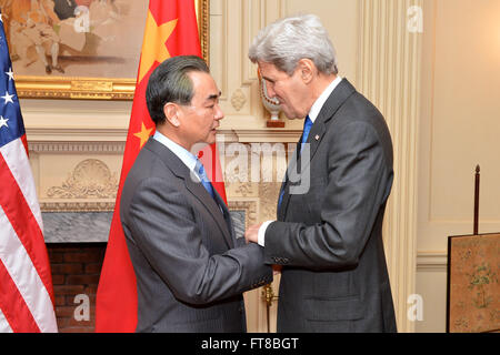 US-Außenminister John Kerry grüßt chinesischen Außenminister Wang Yi vor ihrer bilateralen Treffen auf das US-Außenministerium in Washington, D.C., am 23. Februar 2016. [State Department Foto / Public Domain] Stockfoto