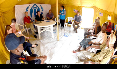 Deputy Secretary Of State Antony "Tony" Blinken trifft sich mit UNHCR-Mitarbeiter und Flüchtlingspolitik Gemeindeleiter im Flüchtlingslager in Dschibuti Markazi am 9. Februar 2016. [State Department Foto / Public Domain] Stockfoto