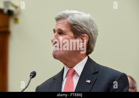 Am 25. Februar 2016 hört US-Außenminister John Kerry während einer Aussage über den Bundeshaushaltsplan der Obama-Administration für das Geschäftsjahr 2017 die Eröffnungsbemerkungen von Führern des Ausschusses für auswärtige Angelegenheiten des Repräsentantenhauses. Die Veranstaltung fand auf dem Capitol Hill in Washington, D.C. statt Stockfoto