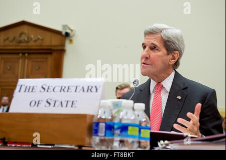 US-Außenminister John Kerry liefert seiner Eröffnungsrede vor dem Haus-Ausschuß für auswärtige Angelegenheiten am 25. Februar 2016, auf dem Capitol Hill in Washington, D.C., wie er über die Obama-Administration 2017 Bundeshaushalt Vorschlag bezeugt. [State Department Foto / Public Domain] Stockfoto