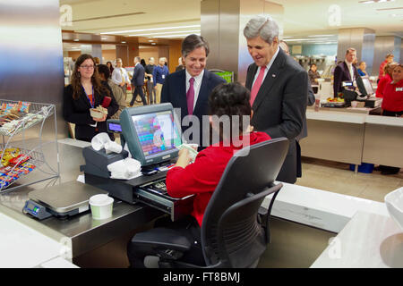 US-Außenminister John Kerry zahlt für das Mittagessen für ihn und Deputy Secretary Of State Tony Blinken in der Cafeteria des State Department bevor sie zusammen am 25. Februar 2016 aßen. [State Department Foto / Public Domain] Stockfoto