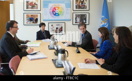 Deputy Secretary Of State Antony "Tony" Blinken, mit Assistant Secretary for International Organisation Angelegenheiten Sheba Crocker und Botschafter Pamela Hamamoto, ständiger Vertreter der Schweiz bei den Vereinten Nationen, trifft sich mit World Health Organisation (WHO)-Generaldirektorin Margaret Chan bei der WHO in Genf, Schweiz, am 3. März 2016. [State Department Foto / Public Domain] Stockfoto