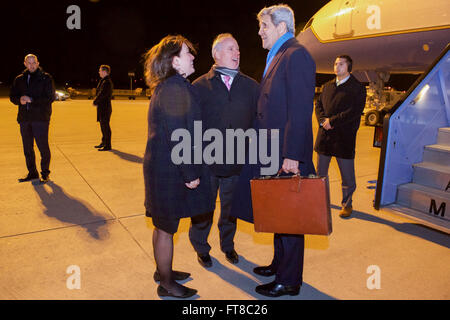 US-Außenminister John Kerry spricht mit US Botschaft Berlin stellvertretender Leiter der Mission Kent Logsdon und US Konsulat-General München Generalkonsul Jennifer Gavito nach dem Aussteigen aus seinem Flugzeug am 10. Februar 2016, nach einem Flug von Andrews Air Force Base in Camp Springs, Maryland, zum internationalen Flughafen München in München, so kann er konzentrierte sich auf Syrien Sitzungen und auch die Münchner Konferenz für Sicherheitspolitik befassen. [State Department Foto / Public Domain] Stockfoto