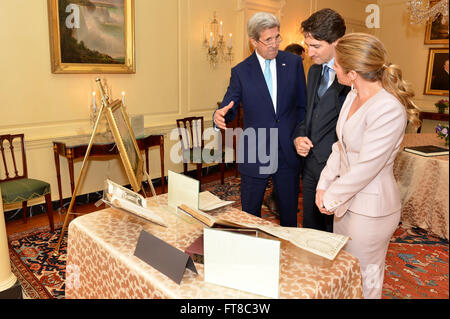 US-Außenminister John Kerry zeigt kanadische Premierminister Justin Trudeau und Frau Sylvie Grégoire-Trudeau historische Bücher in den Vereinigten Staaten und Kanada, von der US-Department of von Ralph J. Bunche Staatsbibliothek, bevor ein Staat Mittagessen zu Ehren des Premierministers und seiner Frau am Department in Washington, D.C., am 10. März 2016 zur Verfügung gestellt. [State Department Foto / Public Domain] Stockfoto