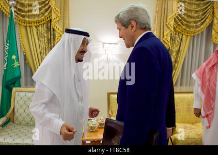 Saudi Arabien König Salman empfängt US-Außenminister John Kerry am 11. März 2016, am König Khalid Military City außerhalb Hafr al-Batin, Saudi Arabien, bevor ein bilaterales Treffen. [State Department Foto/Public Domain] Stockfoto