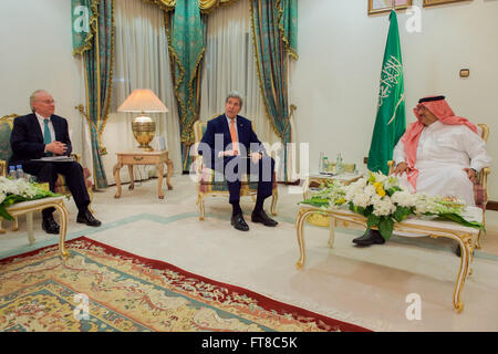 US-Außenminister John Kerry und US Botschaft Riad stellvertretender Leiter der Mission Timothy Lenderking Sit mit Saudi Arabien Kronprinz Muhammad bin Nayef am 11. März 2016, bei König Khalid Military City außerhalb Hafr al-Batin, Saudi Arabien, bevor eine Trlateral Sitzung auch stellvertretender Kronprinz Mohammed bin Salman und Minister für auswärtige Angelegenheiten Adel al-Jubeir Teil. [State Department Foto/Public Domain] Stockfoto