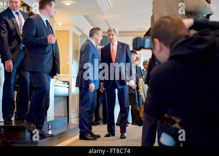 US-Außenminister John Kerry spricht mit der russische Außenminister Sergej Lawrow am 11. Februar 2016, bevor ein bilaterales Treffen auf Syrien vor der Münchner Sicherheitskonferenz konzentriert. [State Department Foto / Public Domain] Stockfoto