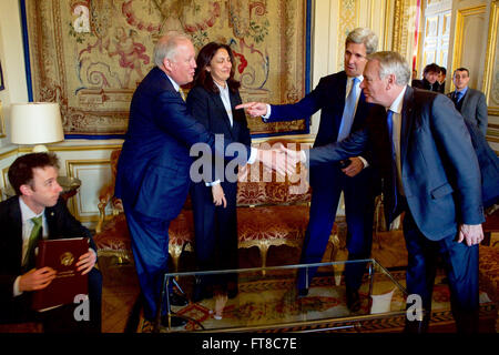 US-Außenminister John Kerry führt Under Secretary Of State für politische Angelegenheiten Thomas Shannon, der französische Außenminister Jean-Marc Ayrault am 13. März 2016, bei ihrem ersten Treffen des Quai d ' Orsay - des französischen Außenministeriums - seit Ayrault Amtsantritt. [State Department Foto/Public Domain] Stockfoto