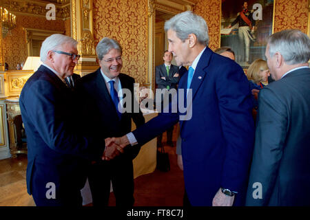 US-Außenminister John Kerry schüttelt Hände mit Bundesaußenminister Frank-Walter Steinmeier, wie der italienische Außenminister Paolo Gentiloni am 13. März 2015, am Quai d ' Orsay in Paris, Frankreich, Uhren bevor sie einer E4 statt + 1 Sitzung - darunter Vertreter von Frankreich, Deutschland, Italien, Großbritannien und EU - konzentrierte sich auf Syrien, Libyen, Jemen, Ukraine und andere außenpolitische Angelegenheiten. [State Department Foto/Public Domain] Stockfoto