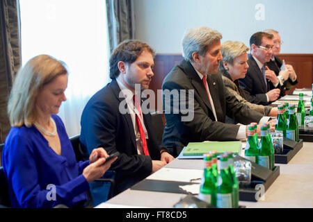 US-Außenminister John Kerry - flankiert von Zustand-Abteilung Executive Assistant Lisa Kenna, State Department Chief Of Staff Jon Finer, Under Secretary Of State für Rüstungskontrolle und internationale Sicherheit Rose Gottemoeller, State Department Sprecher John Kirby und Assistent des Vorstandsvorsitzenden der Joint Chiefs Of Staff Marine Admiral Frank Pandolfe - befindet sich gegenüber der Republik Korea Foreign Minister Yun Byung-Se am 12. Februar , 2016, im The Charles Hotel in München, am Anfang eines bilateralen Treffens am Rande des Sicherheitsrates München. [State Department Foto / Publ Stockfoto