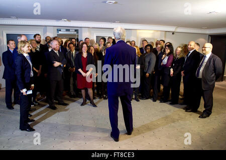 US-Außenminister John Kerry Dank Mitglieder des State Department-Teams an Botschaft Berlin und Generalkonsulat in München alle arbeitete am 13. Februar 2016, bei der Münchner Sicherheitskonferenz im Bayerischer Hof Hotel in München. [State Department Foto / Public Domain] Stockfoto