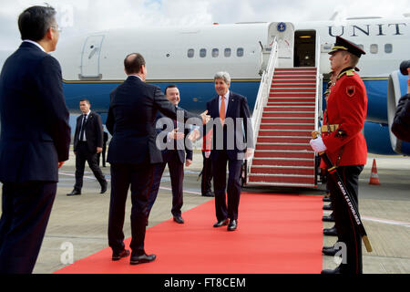 Albanische Staatspräsident Bujar Nishani grüßt US-Außenminister John Kerry, nachdem er am Tirana International Airport in Tirana, Albanien, nach seiner Ankunft am 14. Februar 2016, für einen bilateralen Besuch und Treffen mit dem Premierminister und Minister für auswärtige Angelegenheiten deplaned. [State Department Foto / Public Domain] Stockfoto