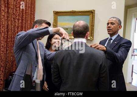 17. April 2015 "gebraucht stellvertretender National Security Advisor Ben Rhodes etwas Unterstützung mit seiner Garderobe so der Präsident Brian Mosteller, Director des Oval Office Operations und persönlicher Adjutant Ferial Govashiri trat zu ihm Fichte zu helfen." (Offizielle White House Photo by Pete Souza) Stockfoto