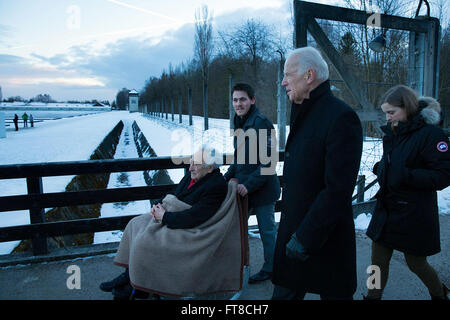 8. Februar 2015 "machte David Lienemann, der Vice President Fotograf, dieses Bild in Dachau, Deutschland, der VP und seiner Enkelin Finnegan Biden mit Max Mannheimer, 95 Jahre alte Holocaust-Überlebende der Konzentrationslager auf Tournee." (Offizielle White House Foto von David Lienemann) Stockfoto