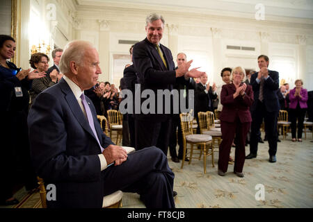 7. Juli 2015 "applaudieren Mitglieder des Senats demokratischen Caucus Vice President nachdem der Präsident ihre Partnerschaft während einer Besprechung und Empfang in der State Dining Room bestätigt." (Offizielle White House Photo by Pete Souza) Stockfoto