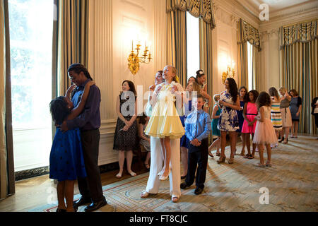 Dieses Foto zeigt den Moment, in dem Gäste im State Dining Room ein Foto mit der First Lady vor dem Kids' State Dinner machen. Es betont die menschliche Interaktion und Wärme rund um die Veranstaltung und zeigt eine persönliche Verbindung zu den Gästen. Stockfoto