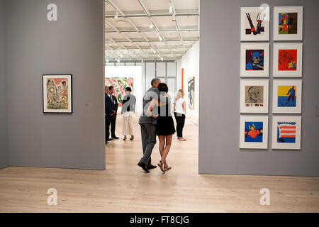 17. Juli 2015 "Bei einem Besuch das Whitney Museum in New York City, der Präsident umarmte seine Tochter Malia als sie das Kunstwerk sah." (Offizielle White House Photo by Pete Souza) Stockfoto