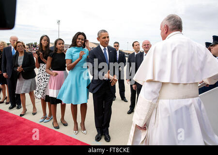Am 22. September 2015 begrüßten Präsident Barack Obama und Vizepräsident Joe Biden zusammen mit ihren Familien Papst Franziskus auf der Joint Base Andrews in Maryland, als er zum ersten Mal in den USA ankam. Dieser Moment hat die Bedeutung des Papstbesuchs und die Herzlichkeit des Empfangs amerikanischer Führer erfasst. Stockfoto