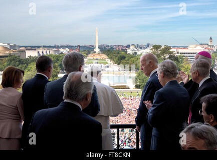 24. September 2015 "seiner Heiligkeit Papst Francis, mit der Vize-Präsident und House Speaker John Boehner und dem Rest des Ausschusses Escort liefert Bemerkungen aus den Lautsprecher Balkon nach einer gemeinsamen Sitzung des Kongresses auf dem US-Kapitol." (Offizielle White House Foto von David Lienemann) Stockfoto