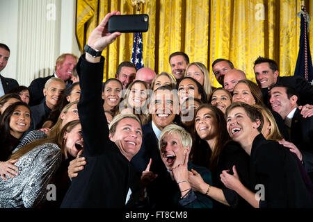 Am 27. Oktober 2015 feiert Präsident Obama ein Selfie mit der US-Fußballnationalmannschaft der Frauen im östlichen Saal des Weißen Hauses, um ihren Sieg bei der FIFA Frauen-Weltmeisterschaft 2015 zu feiern. Stockfoto
