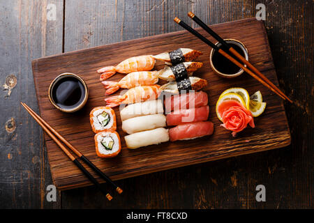 Sushi Nigiri und Sushi Rolls Set serviert für zwei Personen auf hölzernen Portion Board block Stockfoto
