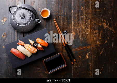 Nigiri Sushi Set und Grüntee auf Holztisch Stockfoto