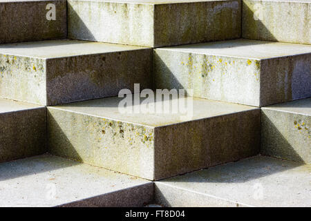 Abstrakte Muster der Granit Steintreppen mit Sonnenlicht und Schatten. Stockfoto