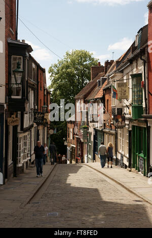 Steile Hügel, eine sehr steile Straße vom Ende der High Street im Vorfeld die Kathedrale und das Schloss in Lincoln Stockfoto