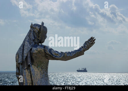 Schließen Sie hinterleuchtete Blick auf eine Straße Pantomime ein Paillettenkleid tragen. Thessaloniki, Küste, in der Nähe weißer Turm gegen Blau des Meeres. Stockfoto