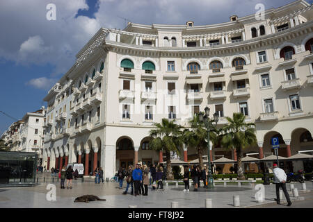 Das Olympion Kino neoklassizistischen Gebäude (Außenansicht) und Aristoteles-Platz. Thessaloniki Stadtzentrum, Griechenland. Stockfoto