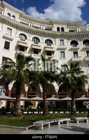 Schließen Sie die Ansicht des Olympion Kino neoklassischen Gebäudes Aristotelous Quadrat. Thessaloniki Stadtzentrum, Griechenland. Stockfoto