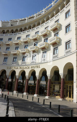 Griechischen Neo-byzantinischen Fassade des Electra Palace Hoteleingang und den Balkonen Aristotelous Square, Thessaloniki, Griechenland Stockfoto