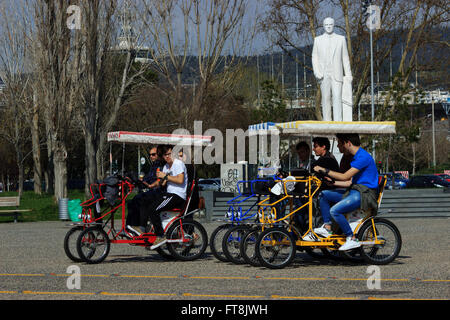 Zweisitzige Bikes und ihrer Fahrer geparkt vor der Karamanlis-Statue in Salonicas neuen Promenade Bereich. Nordgriechenland. Stockfoto