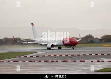 Norwegische Boeing 737-8JP schmalem Rumpf Passagierflugzeug (LN-NGX) ausziehen aus Manchester International Airport Start-und Landebahn. Stockfoto