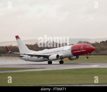 Norwegische Boeing 737-8JP schmalem Rumpf Passagierflugzeug (LN-NGX) ausziehen aus Manchester International Airport Start-und Landebahn. Stockfoto