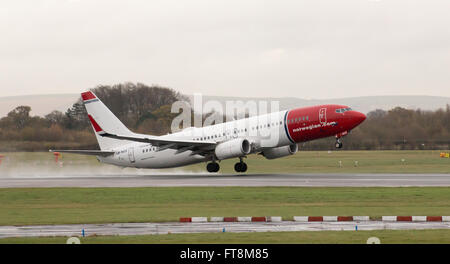 Norwegische Boeing 737-8JP schmalem Rumpf Passagierflugzeug (LN-NGX) ausziehen aus Manchester International Airport Start-und Landebahn. Stockfoto