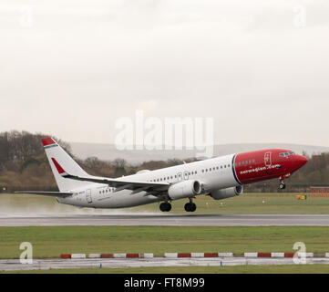 Norwegische Boeing 737-8JP schmalem Rumpf Passagierflugzeug (LN-NGX) ausziehen aus Manchester International Airport Start-und Landebahn. Stockfoto