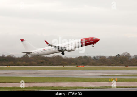 Norwegische Boeing 737-8JP schmalem Rumpf Passagierflugzeug (LN-NGX) ausziehen aus Manchester International Airport Start-und Landebahn. Stockfoto