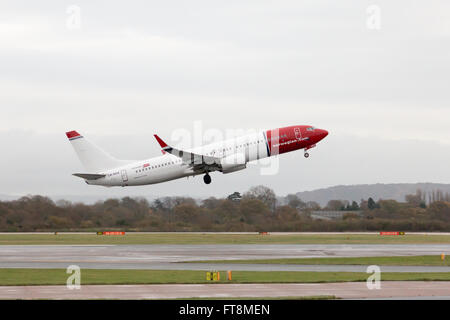 Norwegische Boeing 737-8JP schmalem Rumpf Passagierflugzeug (LN-NGX) ausziehen aus Manchester International Airport Start-und Landebahn. Stockfoto