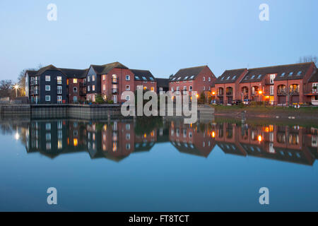 Sandford-on-Thames, Oxford, Oxfordshire, England. Moderne Entwicklung spiegelt sich in der Themse unter Sandford Lock, Dämmerung. Stockfoto