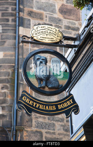 Edinburgh, City of Edinburgh, Schottland. Melden Sie sich außerhalb der Greyfriars Bobby Gastwirtschaft in Candlemaker Row. Stockfoto