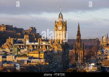 Edinburgh, City of Edinburgh, Schottland. Blick auf die Skyline der Stadt vom Calton Hill, Sonnenaufgang, das Balmoral Hotel Prominente. Stockfoto